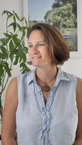 Coach de vie certifiée souriante lors d'une interview